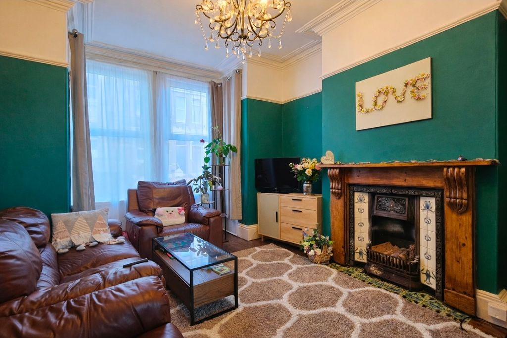 Property photo 3 of 14 Lounge