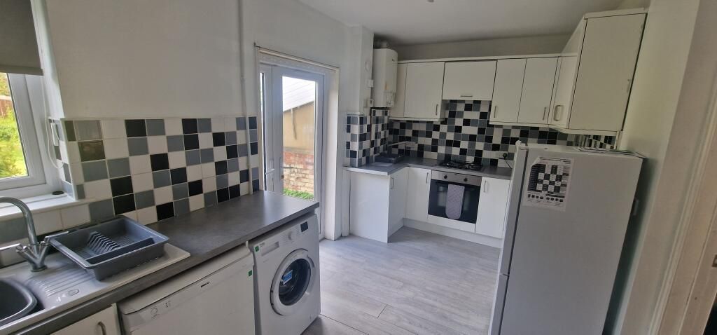 Property photo 3 of 12 Kitchen