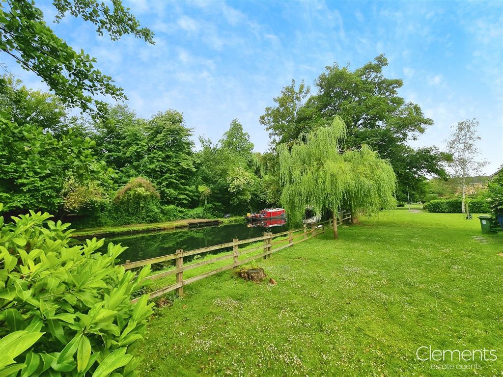 Property photo 3 of 12 Communal Gardens