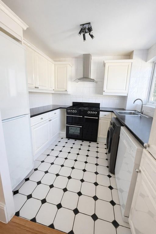 Property photo 3 of 7 Kitchen