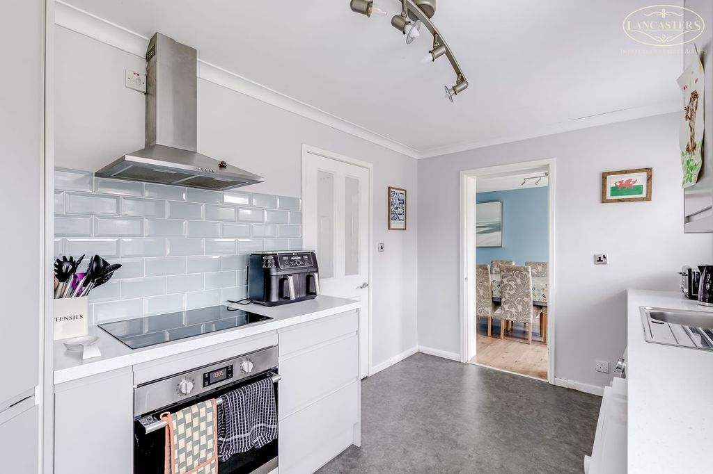Property photo 3 of 18 Kitchen