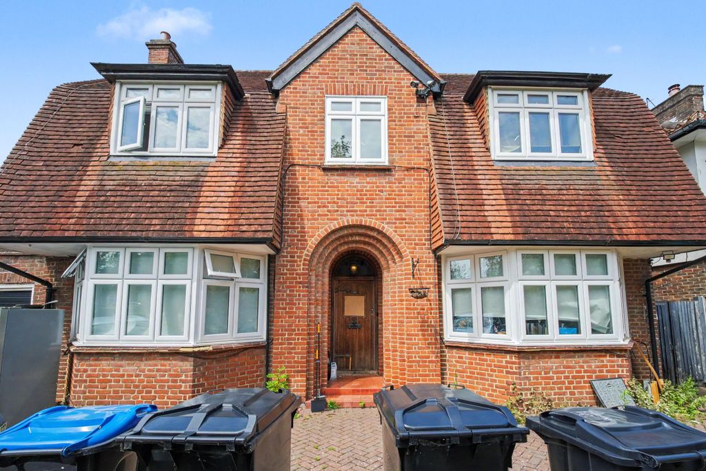 Property photo 2 of 2 17 Castlemaine Avenue, South Croydon, Cr2 7Hu