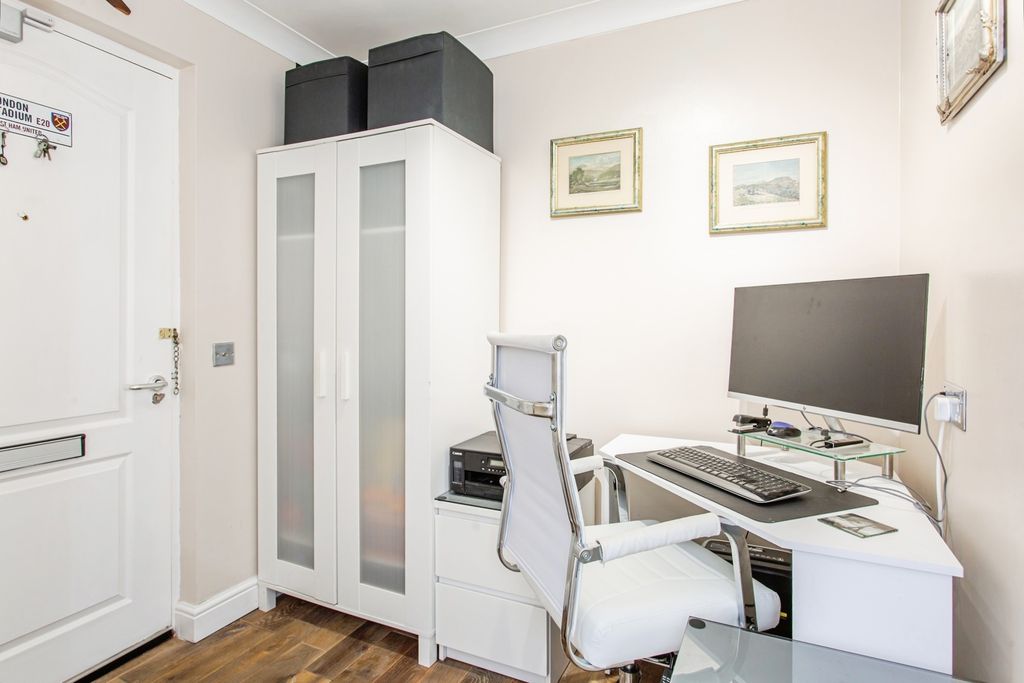 Property photo 2 of 17 Entrance Hall