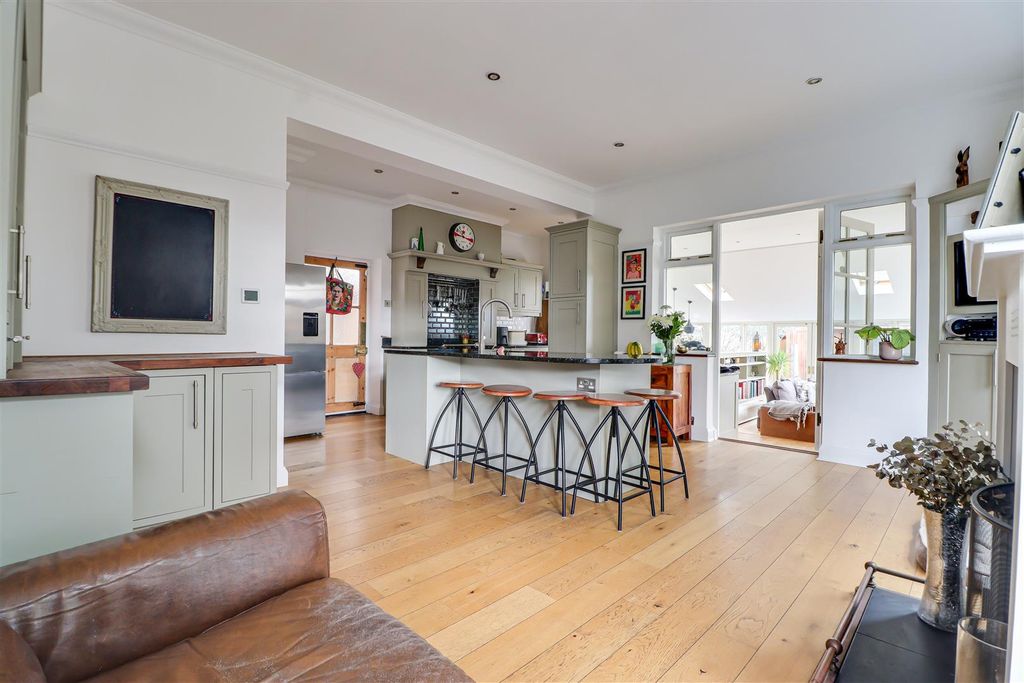 Property photo 2 of 39