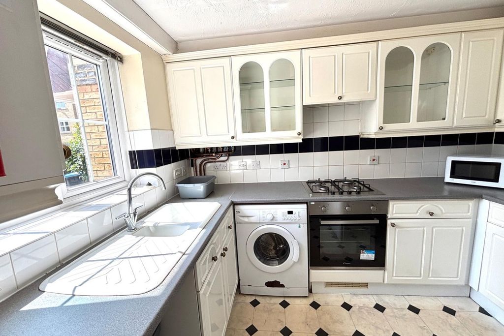 Property photo 3 of 10 Kitchen