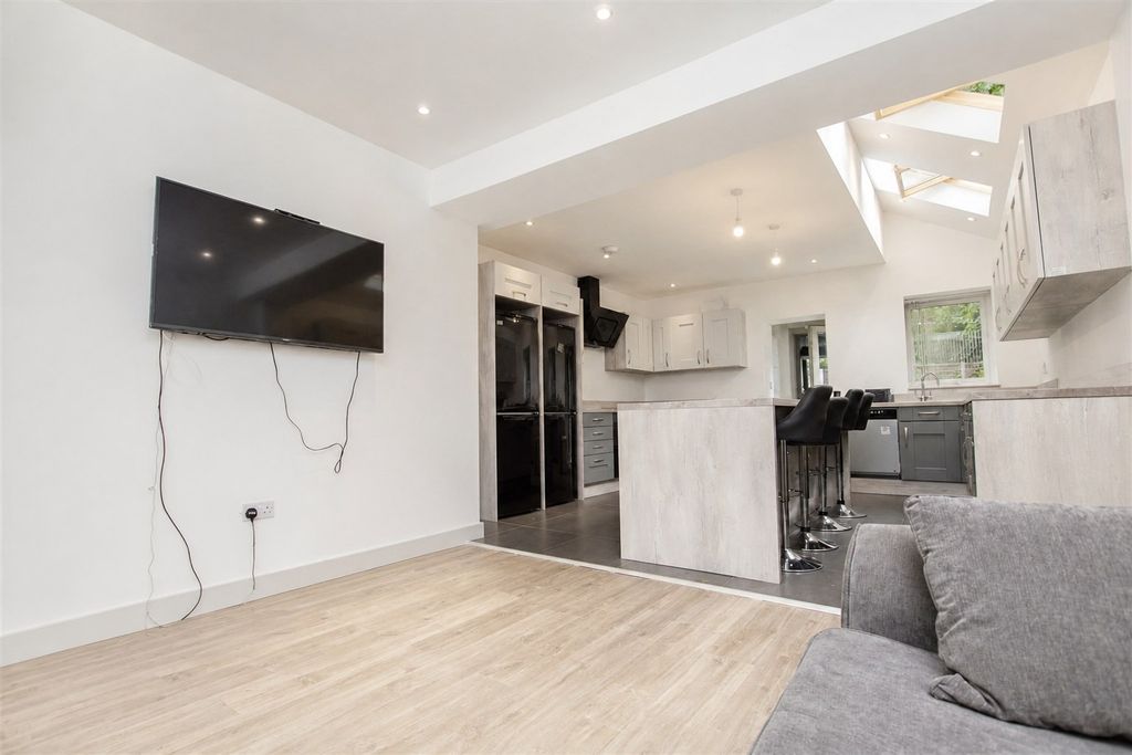 Property photo 1 of 15 Approach