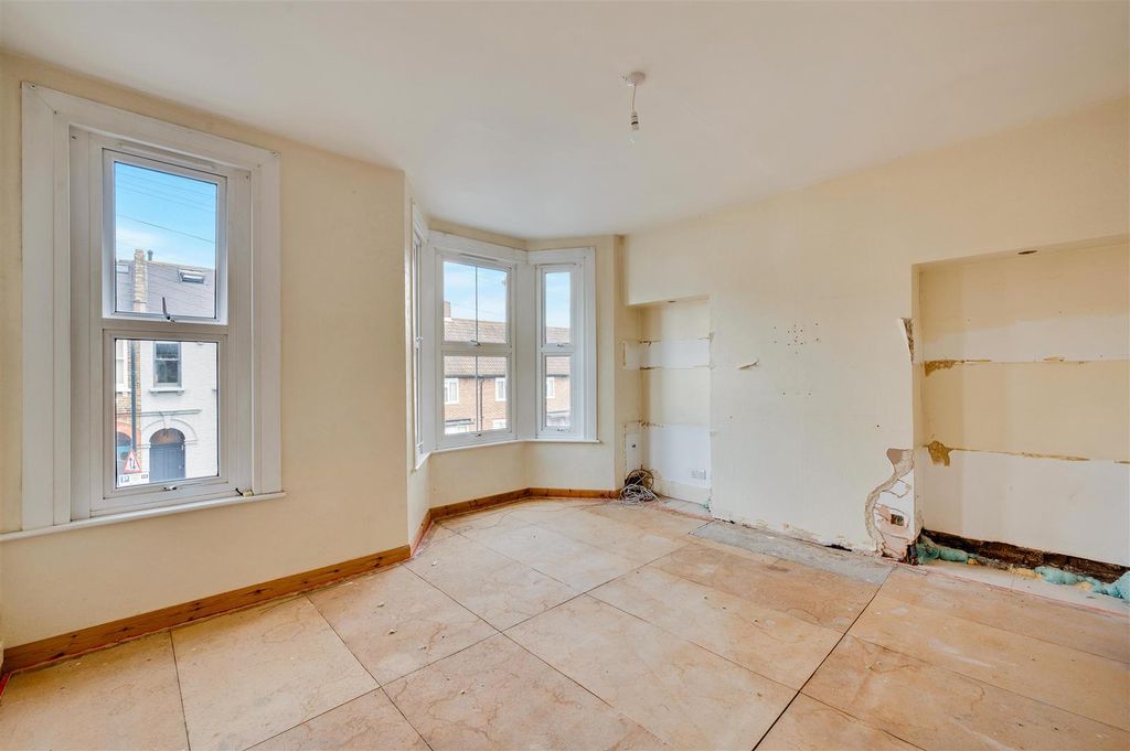 Property photo 2 of 11 Daniels_15B, College Road London Nw10_001.Jpg