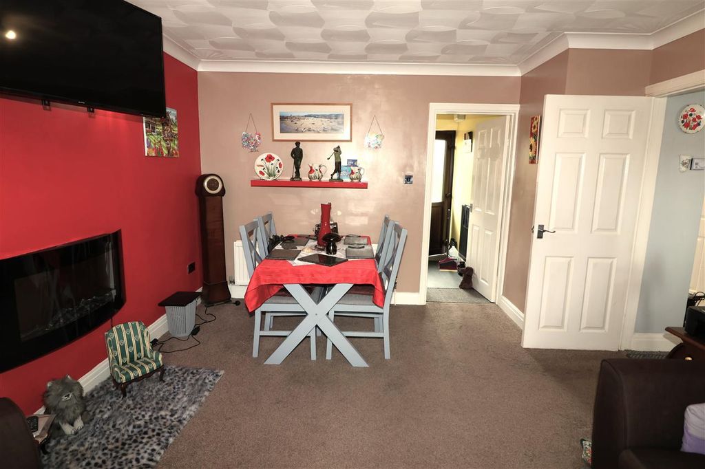 Property photo 3 of 7 .