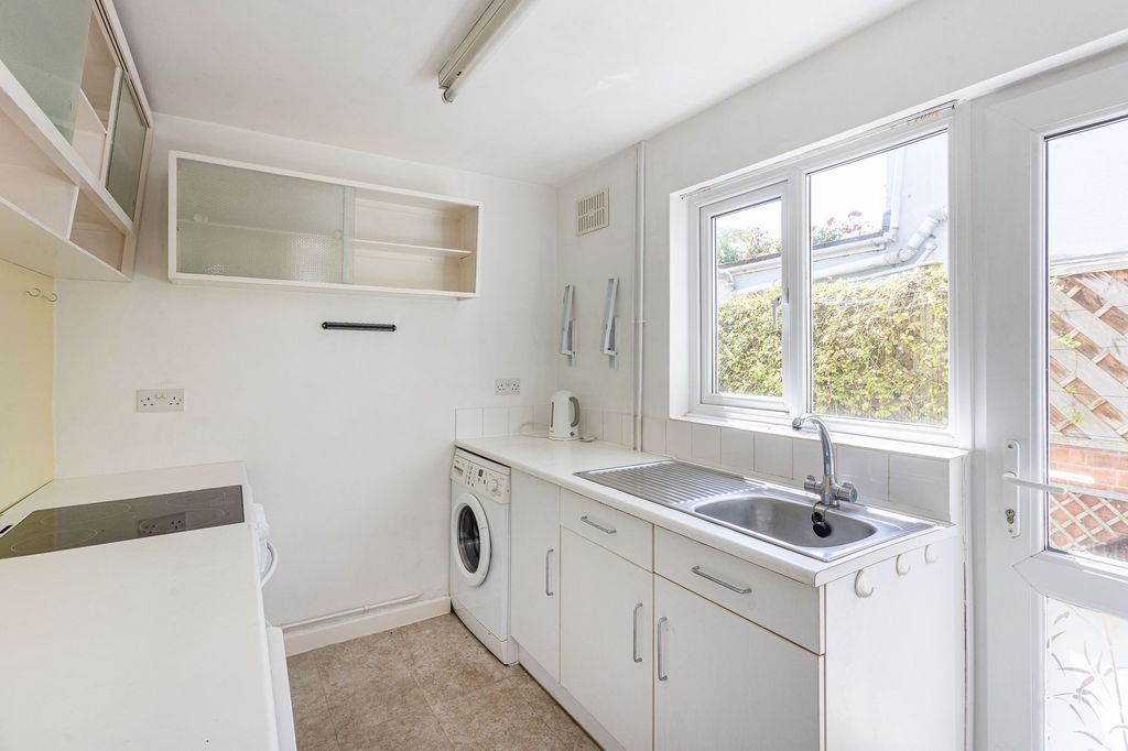 Property photo 3 of 10 Kitchen