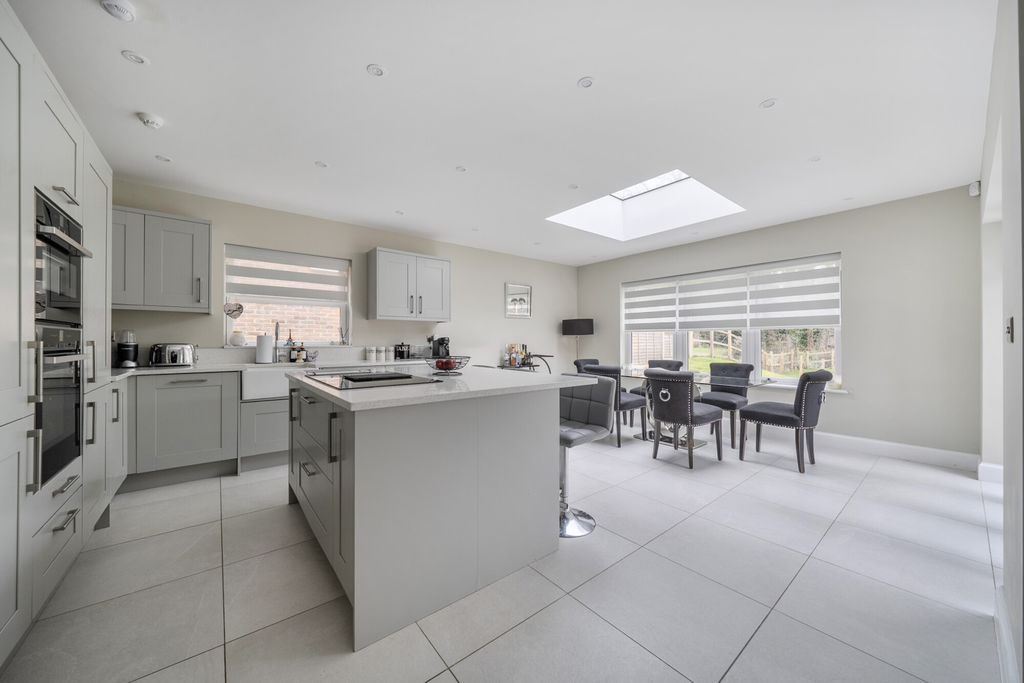 Property photo 2 of 25 1428725-2-69cd33B...