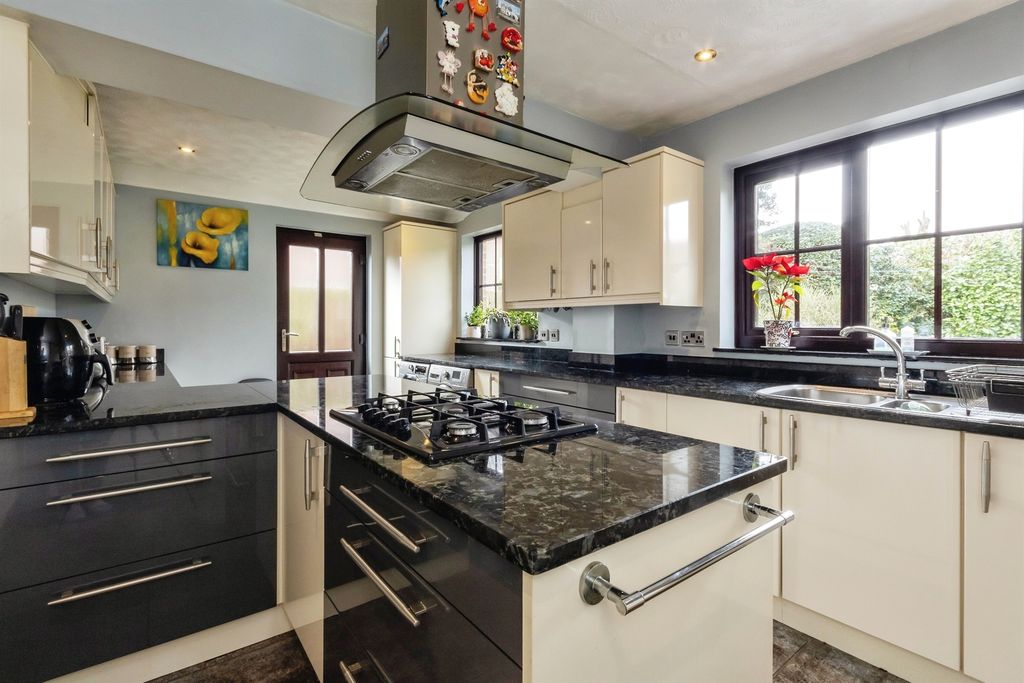 Property photo 3 of 34