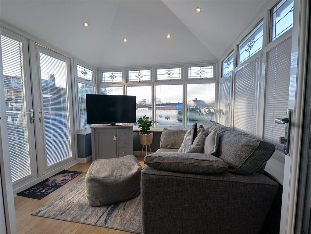 Property photo 3 of 18 Conservatory