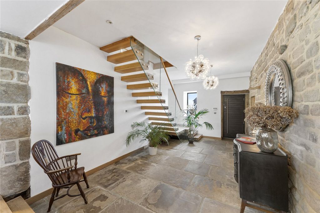 Property photo 2 of 32 Entrance Hall