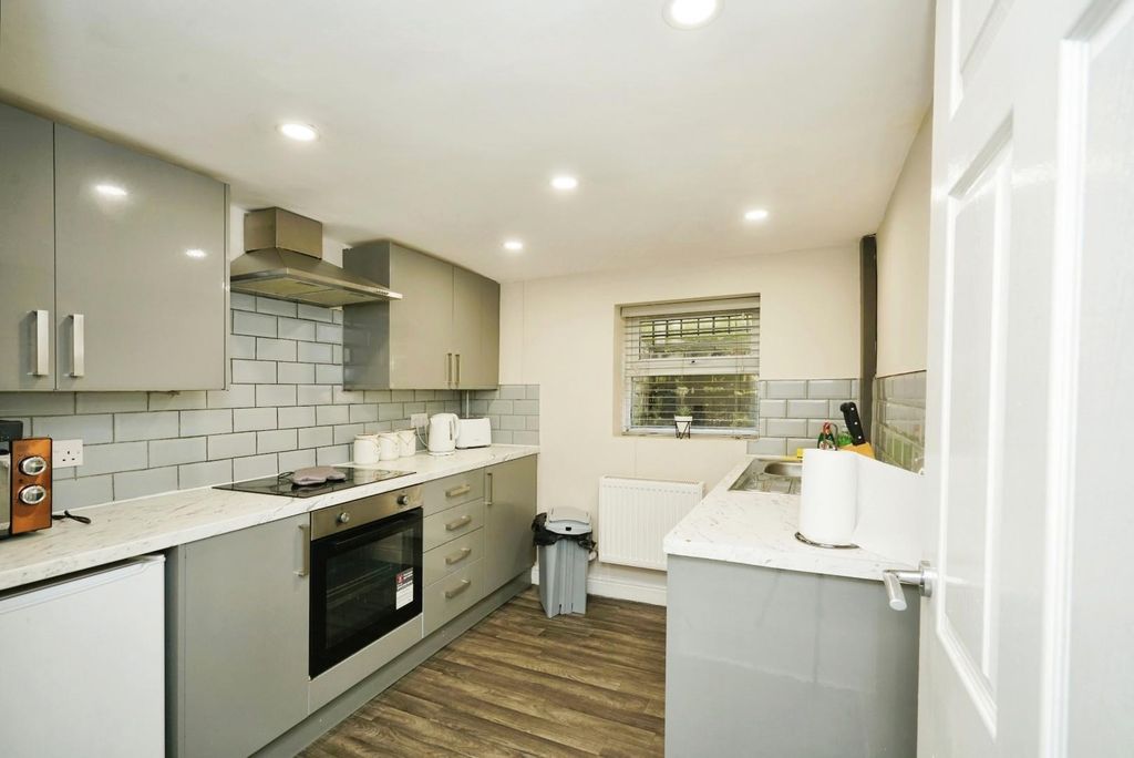 Property photo 3 of 10 Kitchen