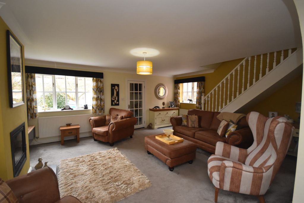 Property photo 2 of 16 Lounge