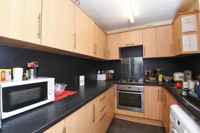 Property photo 3 of 8 Kitchen