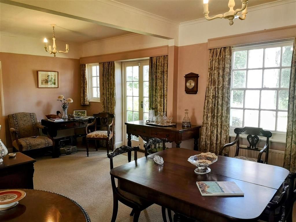 Property photo 2 of 11 Dining Room