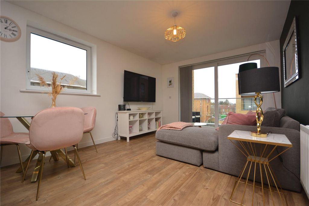 Property photo 2 of 8 Lounge