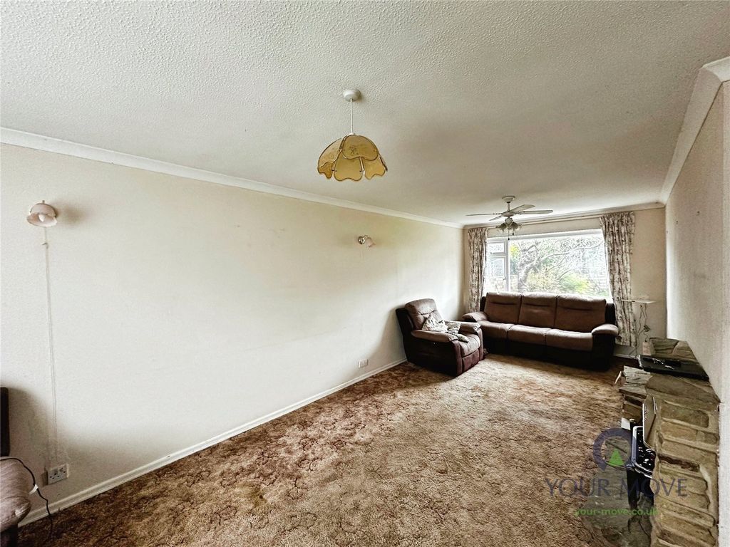 Property photo 3 of 18 Lounge