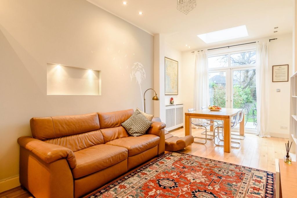 Property photo 3 of 10 8410898-Interior01-8