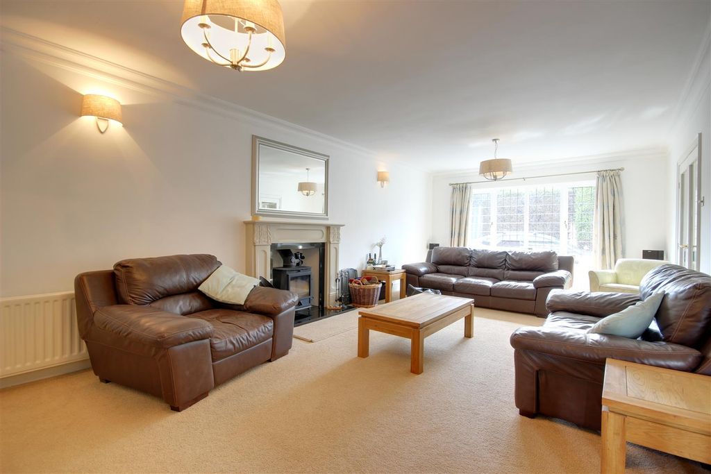 Property photo 3 of 28 Lounge