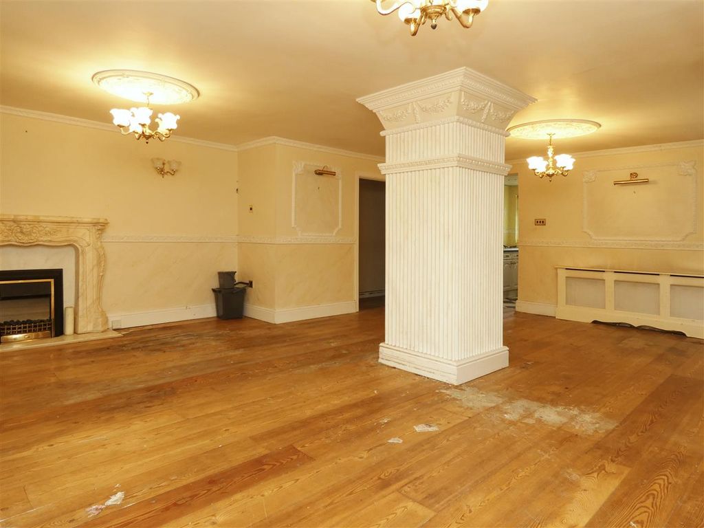 Property photo 3 of 29 Lounge