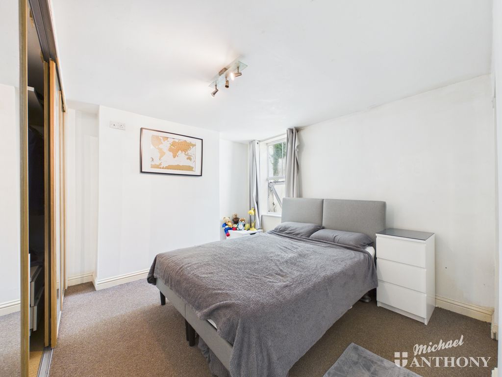 Property photo 3 of 10 Cam02773G0-Pr0444-Still004