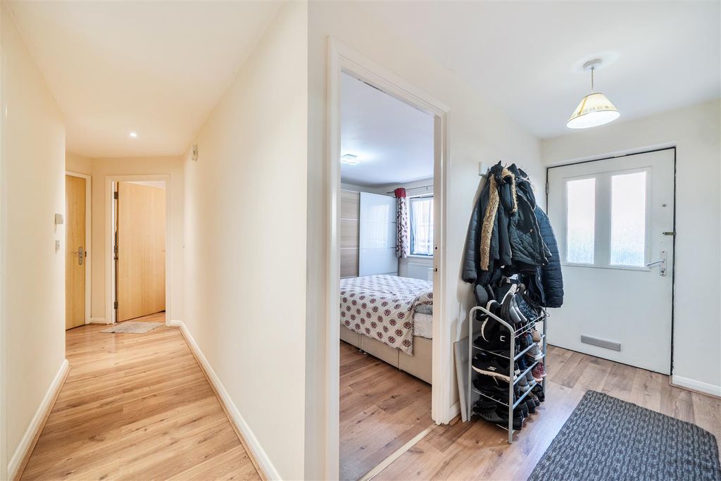 Property photo 3 of 11 Entrance Hallway.Jpg