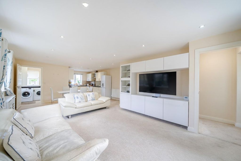 Property photo 3 of 16 Lounge 2.Jpg