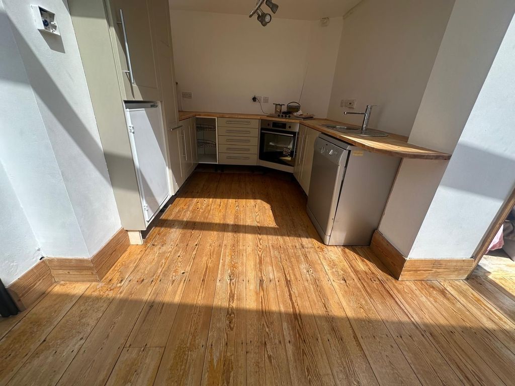 Property photo 3 of 28