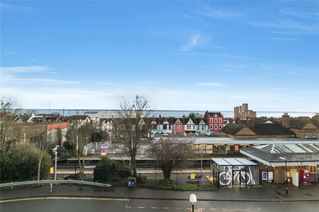 Property photo 2 of 21 Picture No. 11