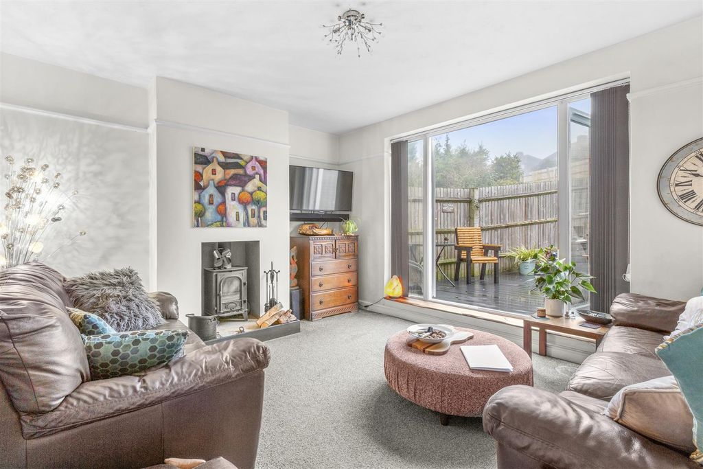 Property photo 3 of 15 61 Southfield Rd, Hp13 5Jz-6.Jpg