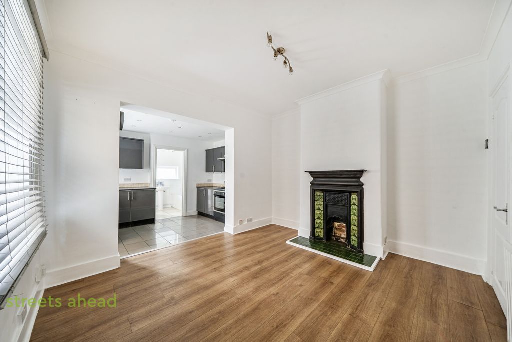 Property photo 2 of 17 1Dac04E2-1992-428...