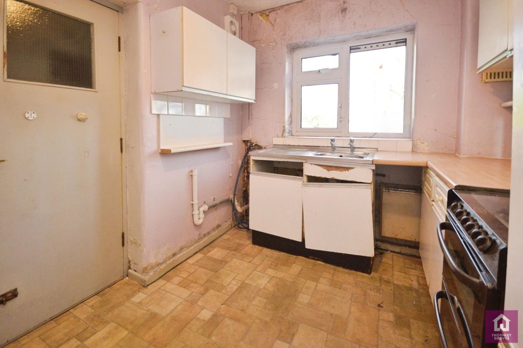 Property photo 3 of 9 Kitchen