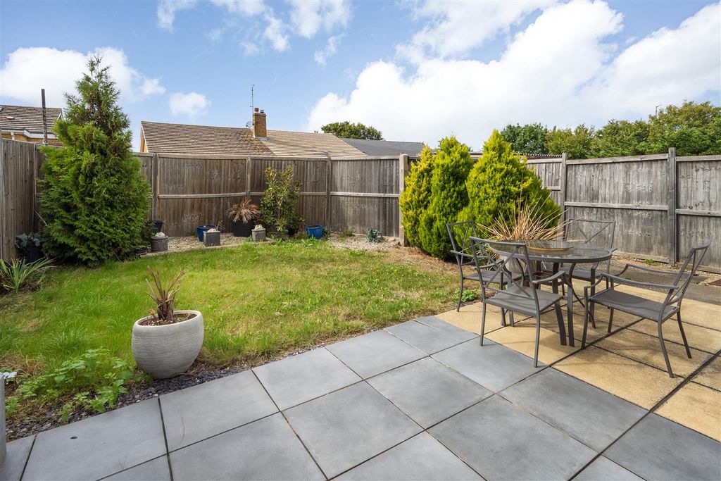 Property photo 3 of 16 Highgate Road, Whitstable