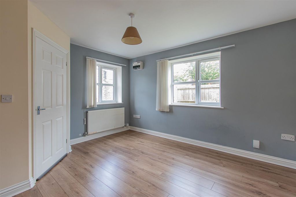 Property photo 3 of 13 Diamond Street 82-4.Jpg