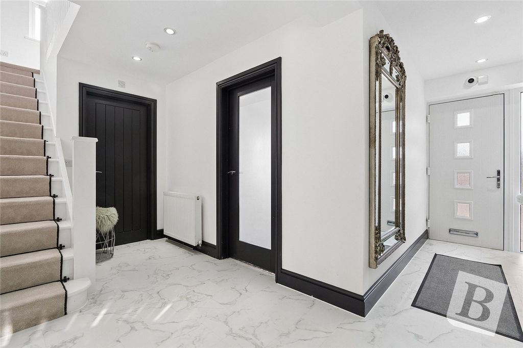 Property photo 3 of 18 Hallway