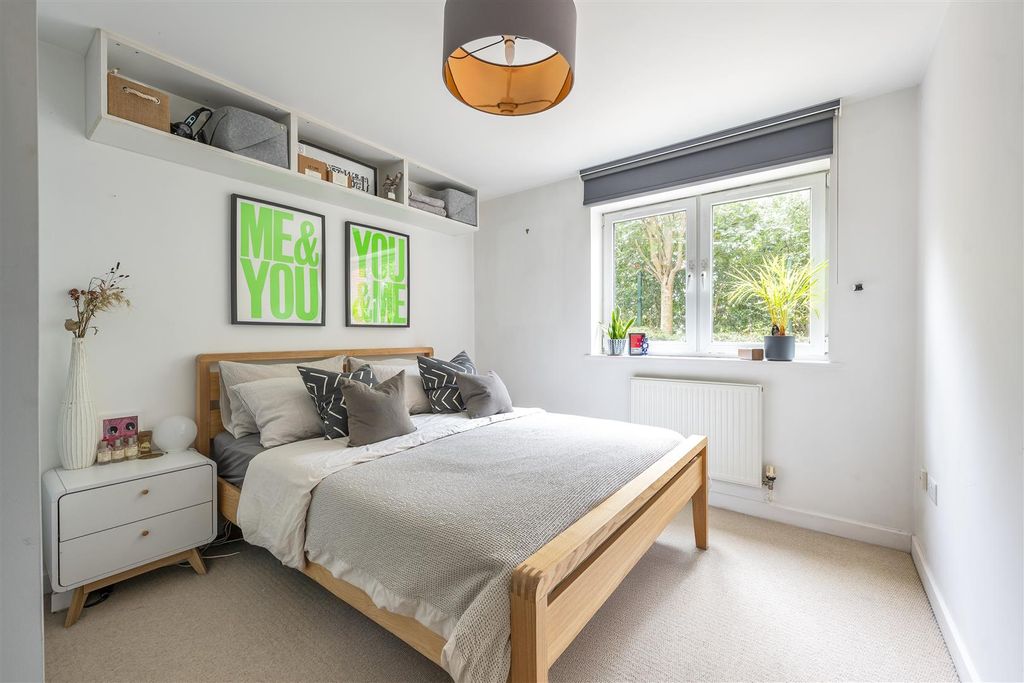 Property photo 3 of 14 Hawker Place, E17