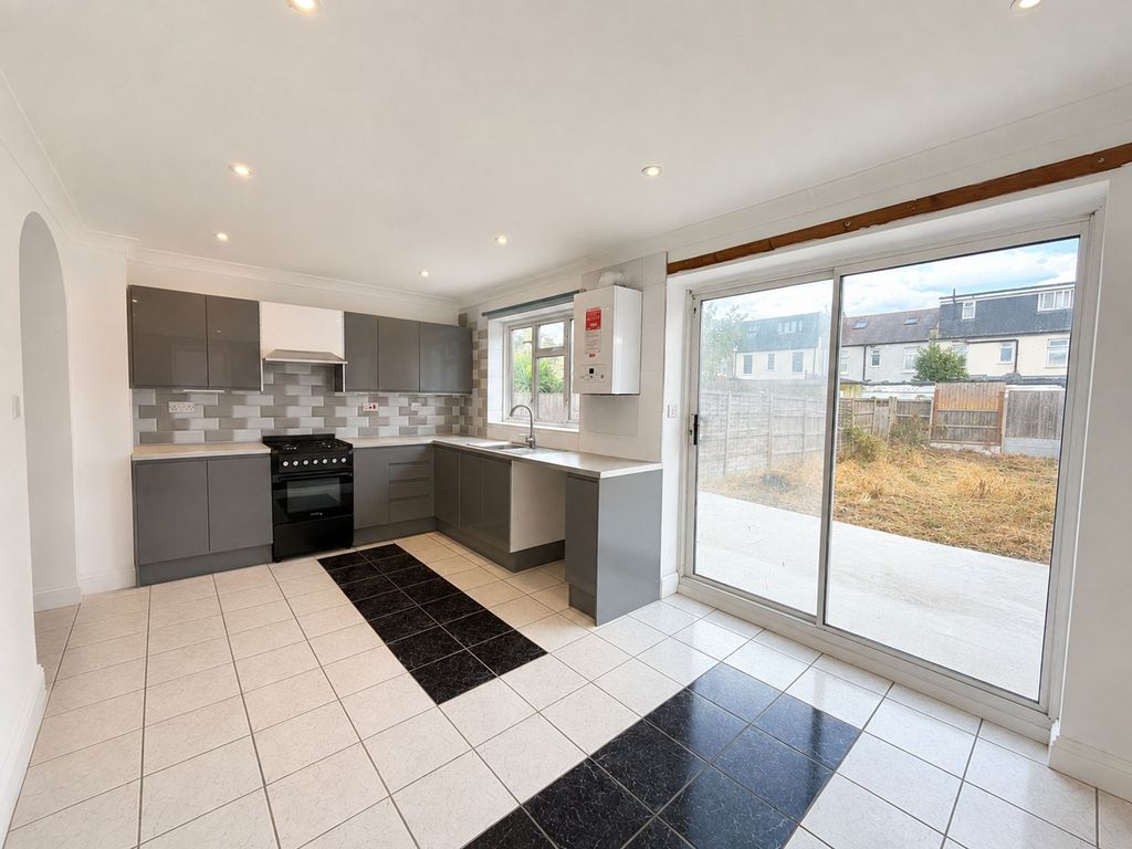 Property photo 2 of 13 Lansdowne Rd Ig3
