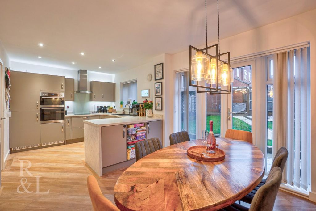 Property photo 3 of 22 8 Bernard Vann Crescent (22).Jpg