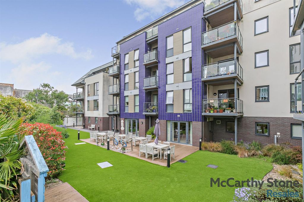 Property photo 1 of 17 Communal Gardens