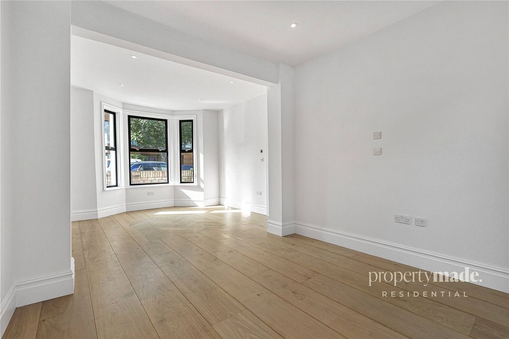 Property photo 2 of 18 Picture No. 12