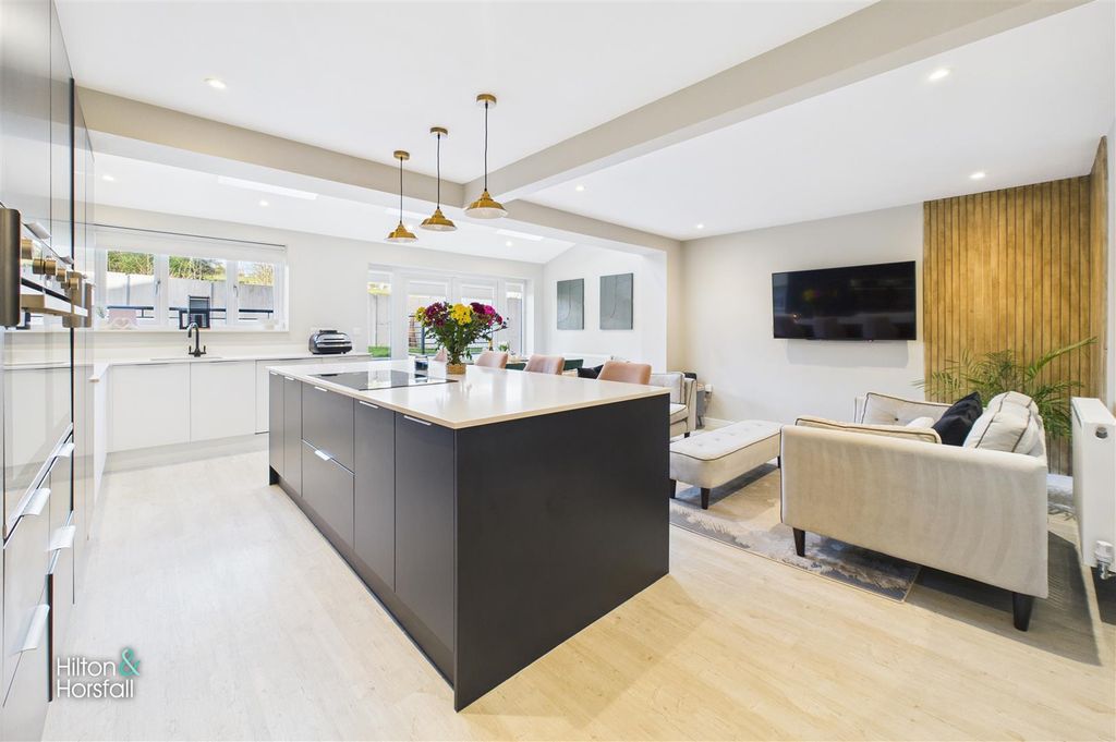 Property photo 3 of 34 The Chase