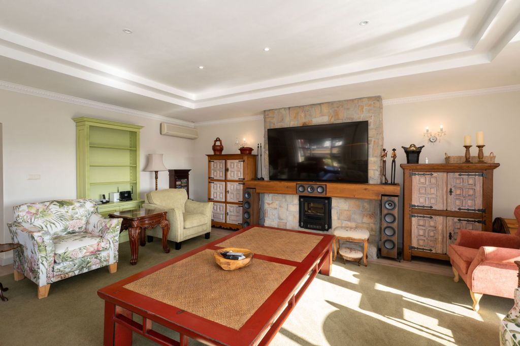 Property photo 2 of 65 Sw1722036