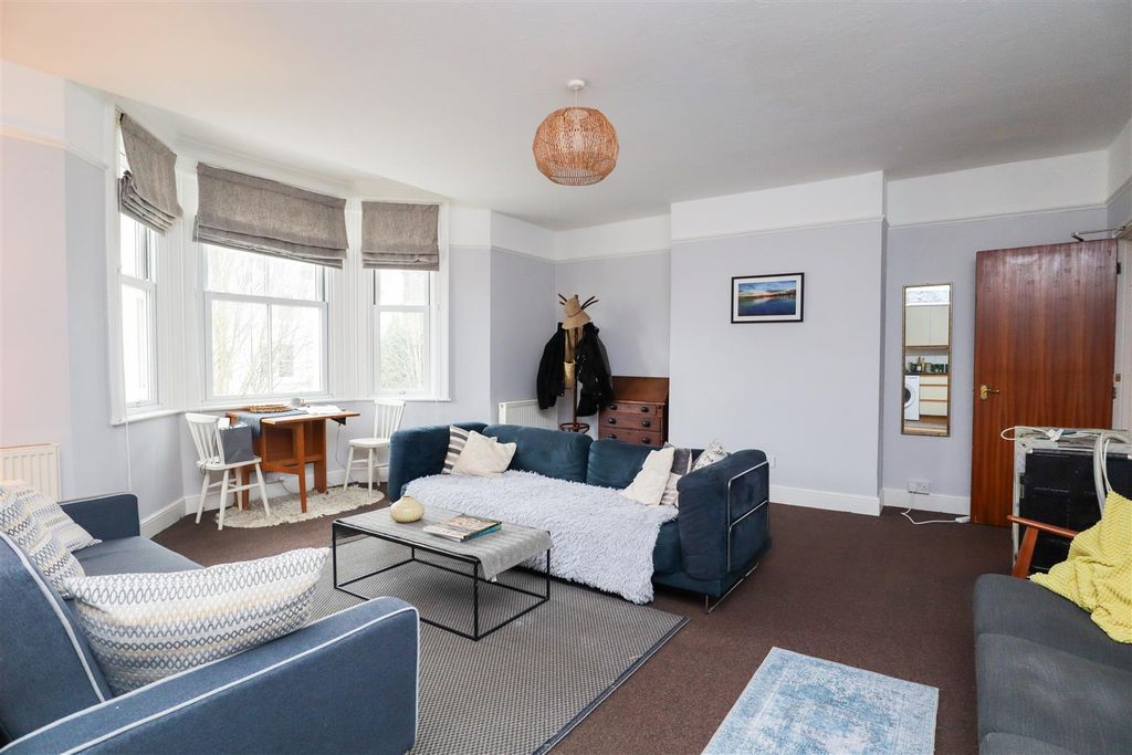 Property photo 1 of 8 Living Room