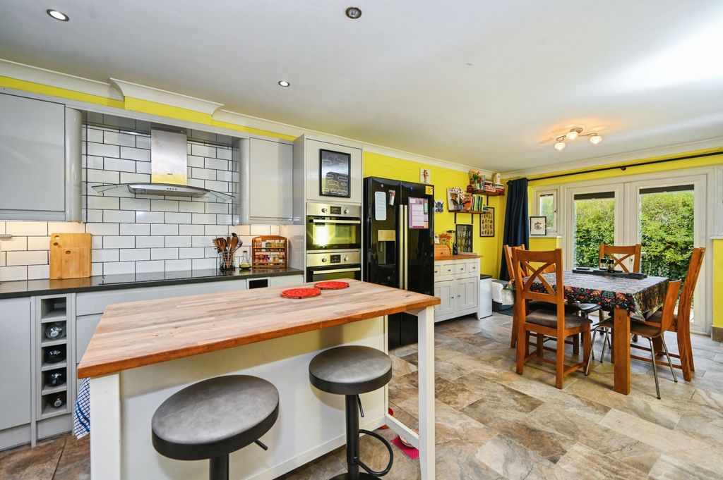 Property photo 1 of 19 Kitchen