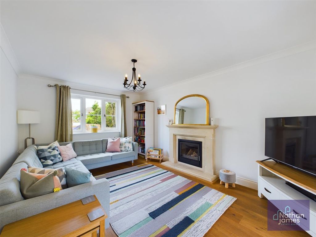 Property photo 2 of 21 Lounge