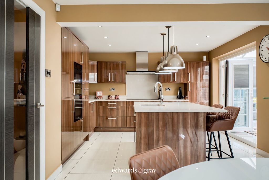 Property photo 2 of 33