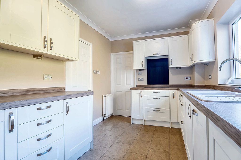Property photo 3 of 33 Kitchen 1
