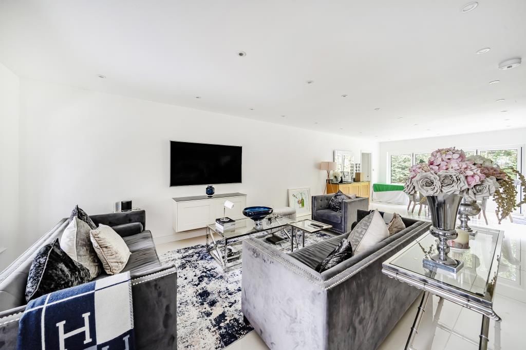 Property photo 2 of 30 Living Room